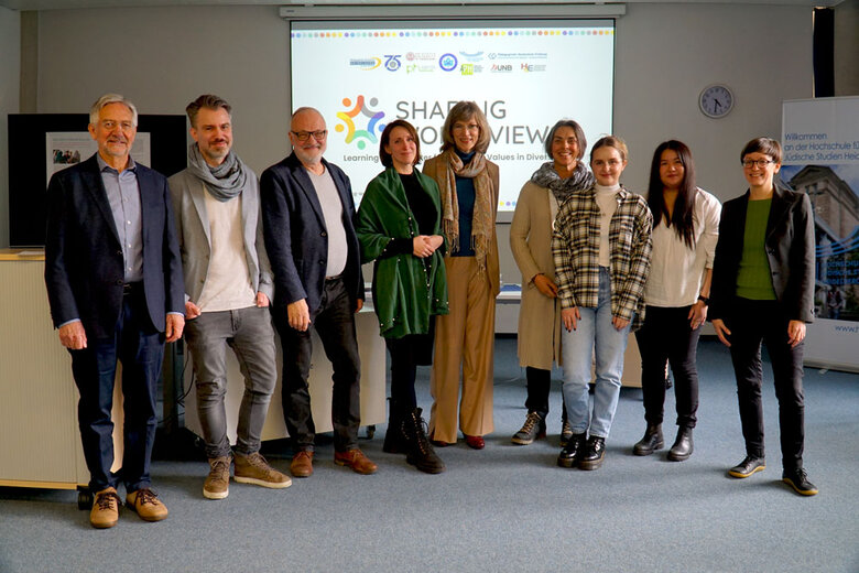 Gruppenbild der Teammitglieder von Sharing Worldviews, die beim Start der Plattform vor Ort waren.