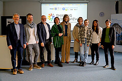 Gruppenbild der Teammitglieder von Sharing Worldviews, die beim Start der Plattform vor Ort waren.