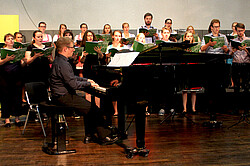 Chor mit Pianist auf dem Kammermusikabend mit Florian Stricker.