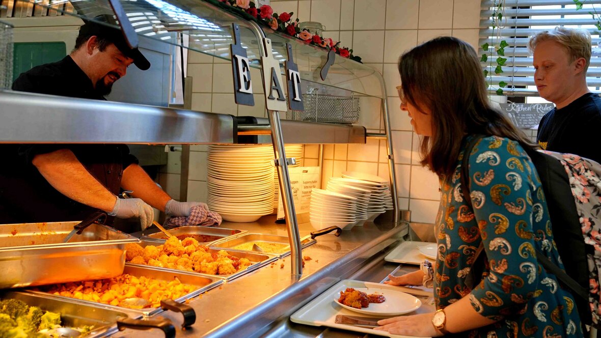 Zwei Studierende der Pädagogischen Hochschule Heidelberg holen sich in der Mensa des Altbaus etwas zu essen.