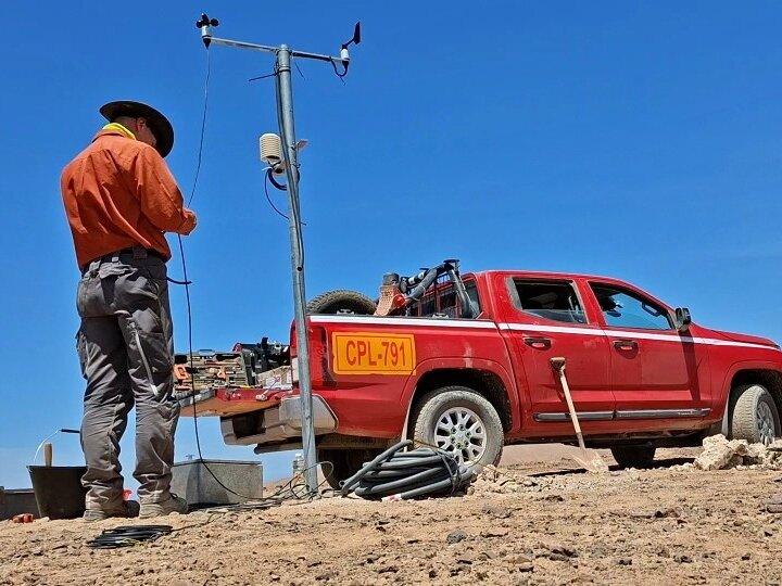 Eine Mess-Station wird in der Atacama-Wüste in Chile aufgebaut.