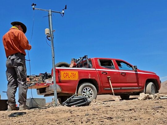 Eine Mess-Station wird in der Atacama-Wüste in Chile aufgebaut.