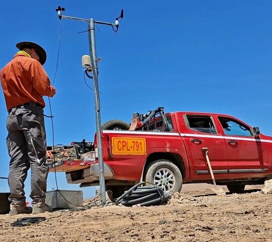 Eine Mess-Station wird in der Atacama-Wüste in Chile aufgebaut.