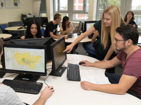 Schülerinnen und Schüler beim GIS-Kurs im Institut für Geographie und Geokommunikation