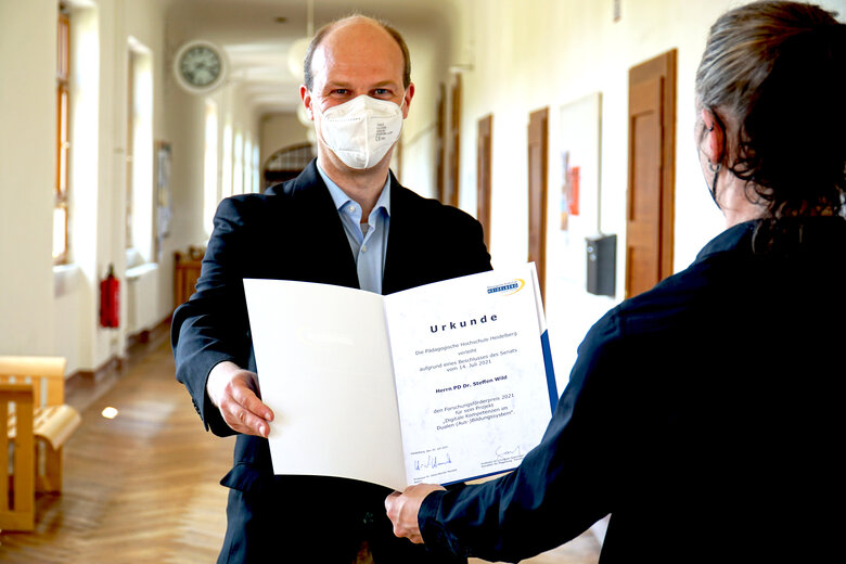 PD Dr. Steffen Wild erhält während der Corona-Pandemie seine Auszeichnung von Professor Dr. Christian Spannagel
