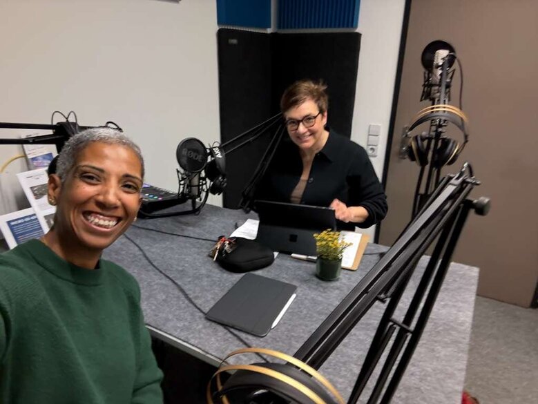 Ein Bild von Caro Blume und María Cioè-Peña im Podcaststudio