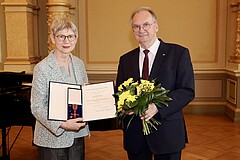 Ministerpräsident Dr. Reiner Haseloff überreichte den Verdienstorden in der Magdeburger Staatskanzlei an Prof. Dr. Regina Leven