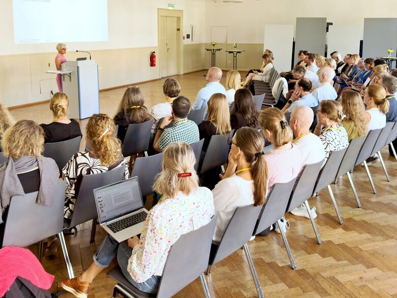 Zu sehen ist das Auditorium der Tagung