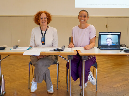 Das Bild zeigt Ute Raible und Kathrin Ludwig bei der gemeinsamen Lehre mit Junior Prof. Florian Schindler, der über seinen Laptop dazu geschaltet ist.