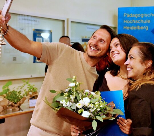 Zu sehen sind Alumni der PH Heidelberg bei der Abschlussfeier im Juli 2026.