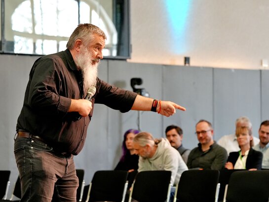 Das Foto zeigt den Stephan J. Kramer während eines Vortrages.