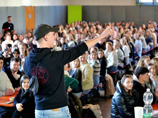 Eine Student des BETA-Teams moderiert die Veranstaltung. .
