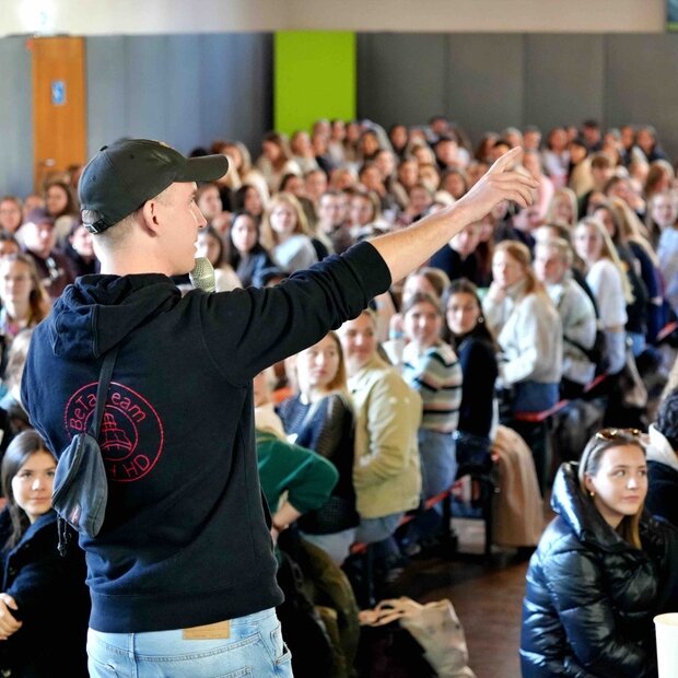 Eine Student des BETA-Teams moderiert die Veranstaltung. .