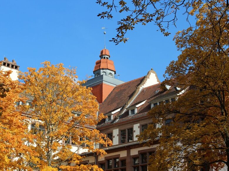 Der Altbau im Herbst
