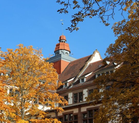 Der Altbau im Herbst