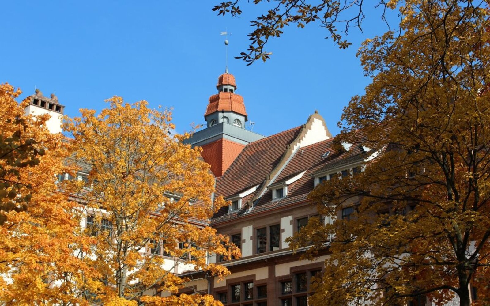 Der Altbau im Herbst