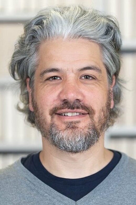 Das Bild zeigt Prof. Dr. Simon Baumann.