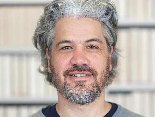 Das Bild zeigt Prof. Dr. Simon Baumann.