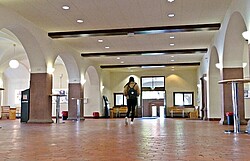 Auf dem Bild sieht man das Foyer des Altbaus der Ph mit einer laufenden Studentin.