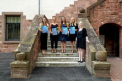 Auf dem Bild sieht man die vier Preisträgerinnen gemeinsam mit Vera Heyl. Sie stehen auf der Treppen, die vom Innenhof in den Altbau führt. Die Preisträgerinnen halten ihre Urkunden sowie Blumen in der Hand. Copyright: PH Heidelberg