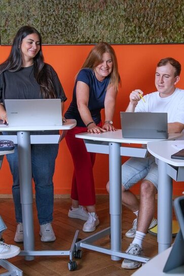 Studierendenwerk Heidelberg - Studierende sitzen auf einer Bank.