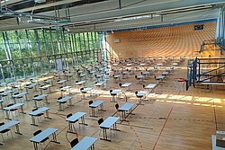 Das Bild zeigt die Turnhalle im Neuenheimer Feld der PH Heidelberg. Copyright Pädagogische Hochschule Heidelberg