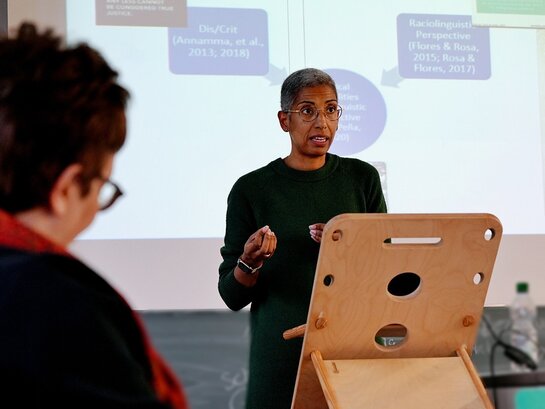 Das Foto zeigt den Dozenten während einer Präsentation.