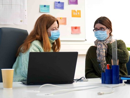 Das Bild zeigt FSJ-Kraft Lea Antoni in der Zusammenarbeit mit Bildungsfachkraft Anna Neff.