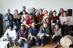 Gruppenbild von Studierenden die am Transfer-Together-Workshop zur Musik Nordafrikas in Kooperation mit den Heidelberger Literaturtagen teilgenommen haben.