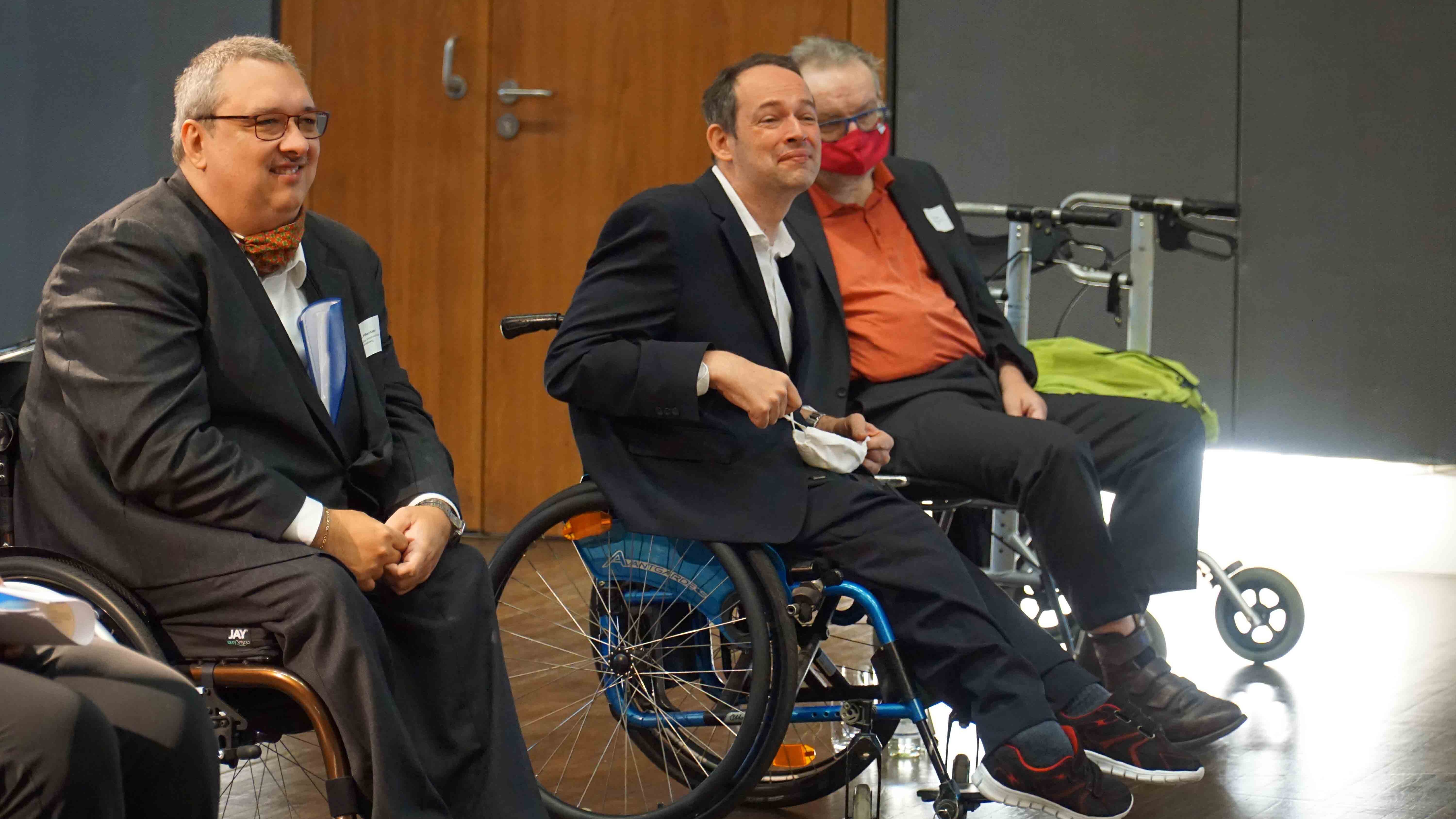 Helmuth Pflantzer, Thorsten Lihl und Hartmut Kabelitz verfolgen einen Beitrag.