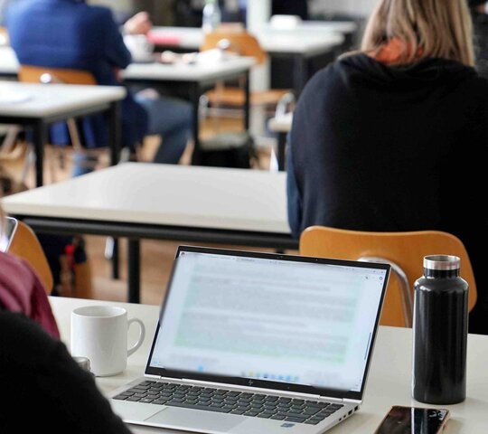 Beschäftigte der Pädagogischen Hochschule Heidelberg sitzen bei einer bwSync&Share-Schulung im Altbau.