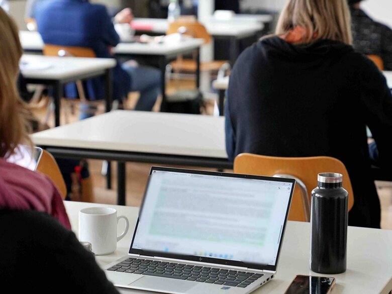 Beschäftigte der Pädagogischen Hochschule Heidelberg sitzen bei einer bwSync&Share-Schulung im Altbau.