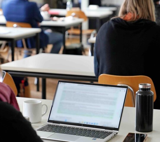 Beschäftigte der Pädagogischen Hochschule Heidelberg sitzen bei einer bwSync&Share-Schulung im Altbau.