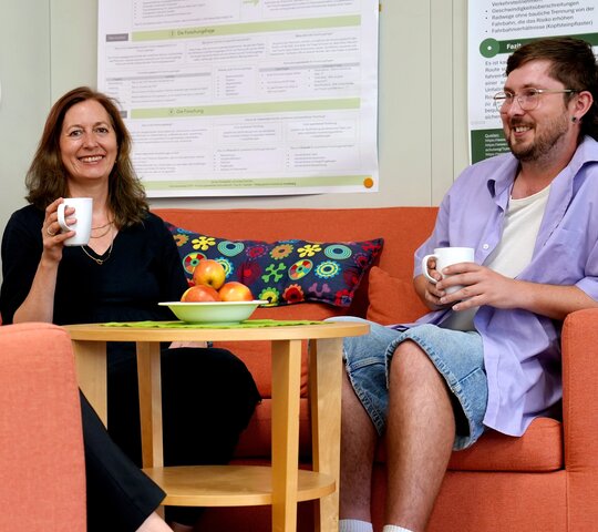 Zu sehen ist ein Gespräch zwischen Studierenden.