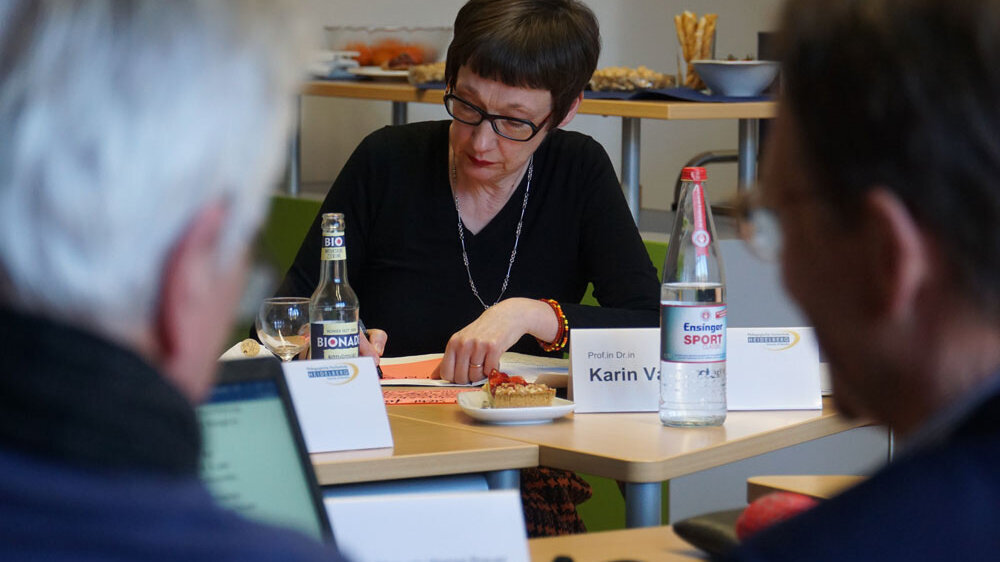 Karin Vach arbeitet im Rahmen des Markenkern-Prozesses konzentriert. 