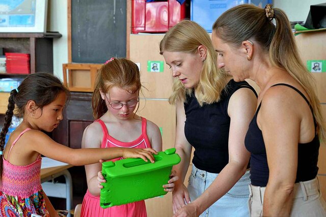 zu sehen sind Studierende und Kinder im Rahmen eines Forschungsprojekts