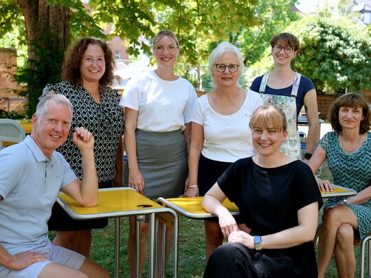 Teamfoto des Studienbüros im Innenhof Keplerstraße