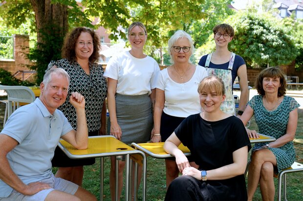 Teamfoto des Studienbüros im Innenhof Keplerstraße