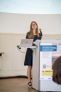 Referierende am Stehpult beim International Science Day 2022