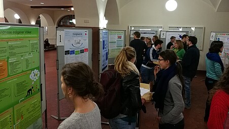 Studierenden bei der Ausstellung der Poster im Foyer der alten PH