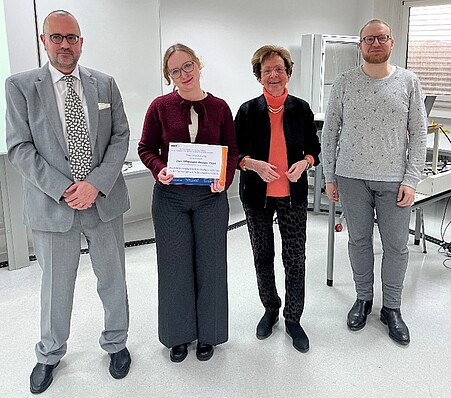 Foto von der Preisträgerin und Preisverleiher:innen