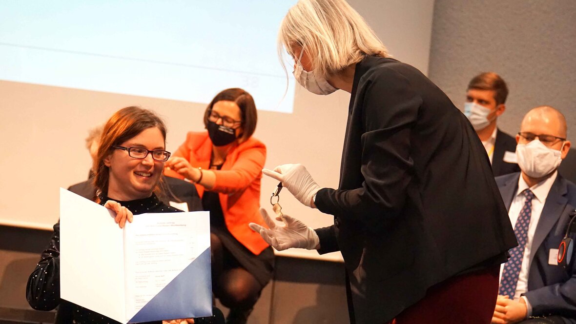 Übergabe des Arbeitsvertrages und des Büroschlüssels an Anna Neff durh Prof. Vera Heyl.