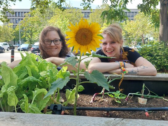 Chiara und Hannah am Hochbeet der Seminarwiese
