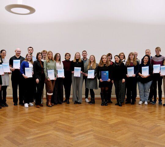 Zu sehen sind die Stipendiat:innen mit den Förderern