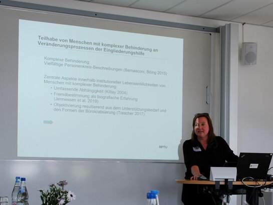 Das Bild zeigt Rahel Schowalter bei der Vorstellung ihrer Dissertation zum Thema: "Differenzierungs- und Naturalisierungspraktiken im Kontext komplexer Behinderung".