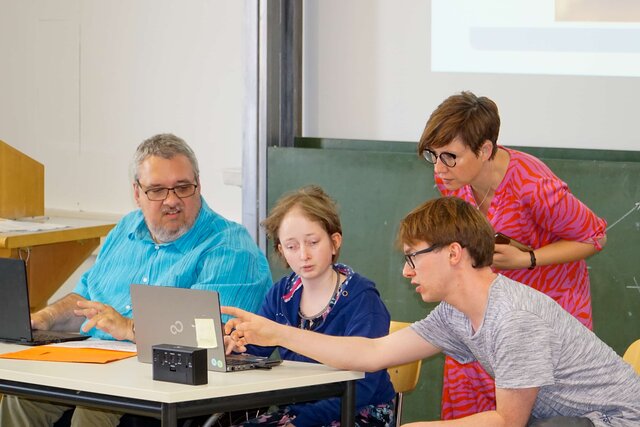 Das Foto zeigt Helmuth Pflantzer und Louisa Kabbe, die gemeinsam ein Bildungsangebot ausbringen. Im Hintergund ist Sarah Maier, Teilhabemanagerin. Neben den beiden Bildungsfachkräften ist Pascal Bürgy zu sehen, der seinen Freiwilligendienst am AW-ZIB absolvierte und den Bildungsfachkräften assistierte.