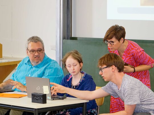 Das Foto zeigt Helmuth Pflantzer und Louisa Kabbe, die gemeinsam ein Bildungsangebot ausbringen. Im Hintergund ist Sarah Maier, Teilhabemanagerin. Neben den beiden Bildungsfachkräften ist Pascal Bürgy zu sehen, der seinen Freiwilligendienst am AW-ZIB absolvierte und den Bildungsfachkräften assistierte.