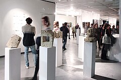 Das Bild zeigt eine Vielzahl an Personen auf einer Kunstausstellung im Kunstfoyer der Pädagogischen Hochschule Heidelberg.