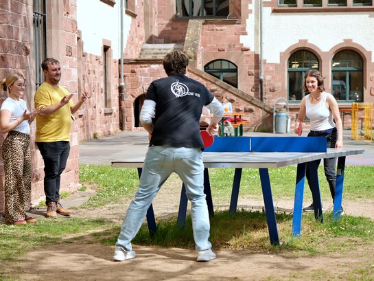 Zu sehen sind 4 Studis im Altbau der Pädagogischen Hochschule - zwei davon spielen Tischtennis, welche von PHeelGood mitorganisiert wurde und einen Beitrag zum gesunden Studieren leistet.