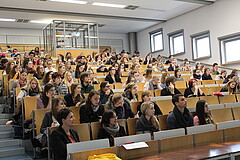 Voller Hörsaal mit Menschen beim Qualitätstag 